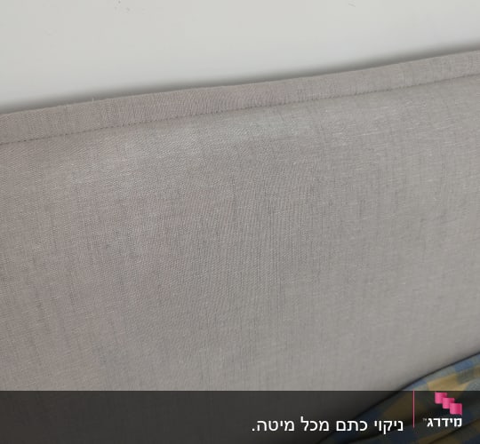 תמונה של ספה עם בד אפור